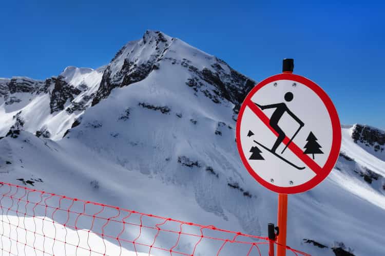 Jakie są kolory tras i oznakowania szlaków narciarskich w Polsce? Najważniejsze informacje